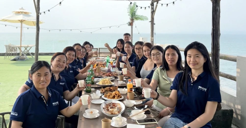 MIGO GLASS team enjoying lunch together during the Lingshan Island trip MIGO GLASS team enjoying lunch together during the Lingshan Island trip