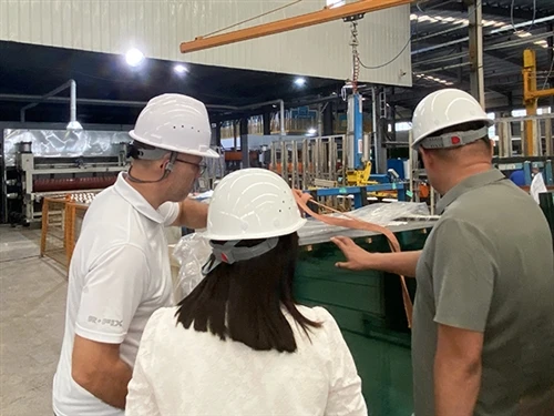 UK Customer Visits MIGO GLASS Factory To Inspect Laminated Glass Railing Prod...