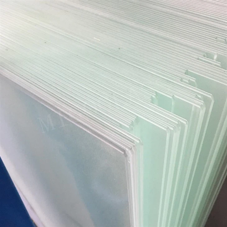 Low iron patterned solar glass